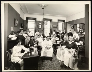 Kółko krawieckie dla kobiet w Rodeph Sholom Sisterhood, 157 East 94th Street, Nowy Jork, 1920 (srebrny odbitka żelatynowa)